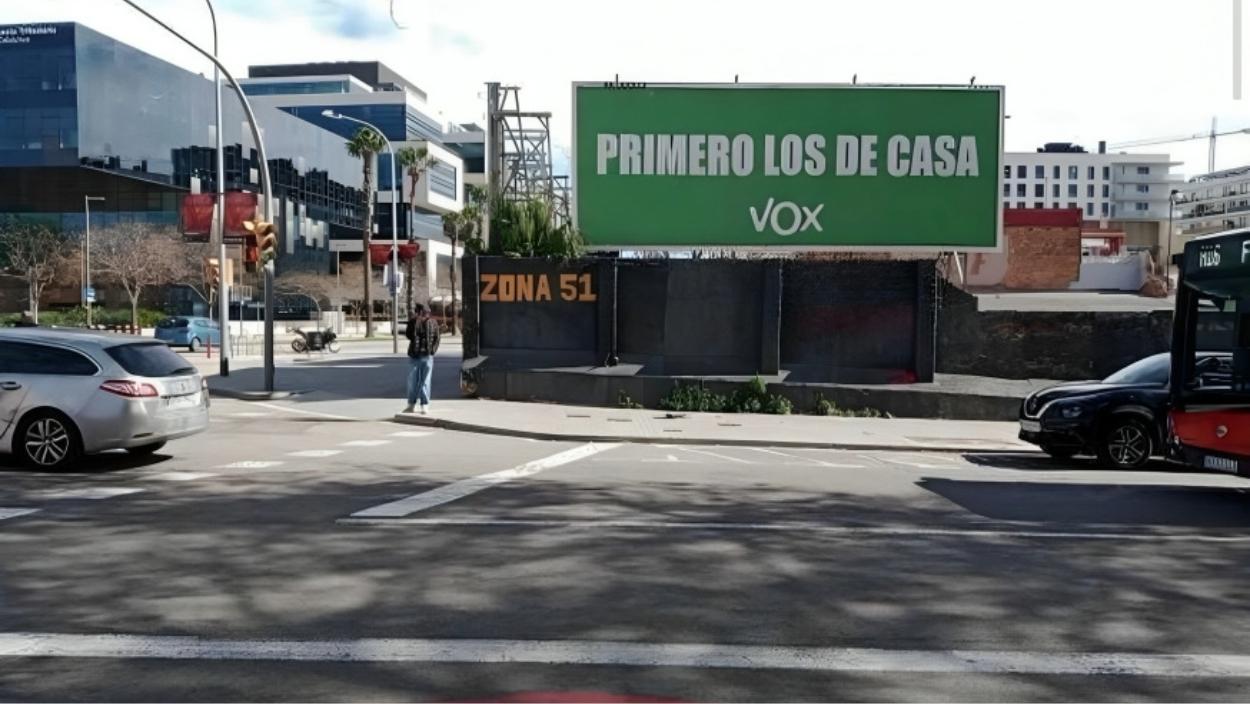 Valla de Vox en Cataluña con el lema "Primero los de casa". Redes sociales de Vox 