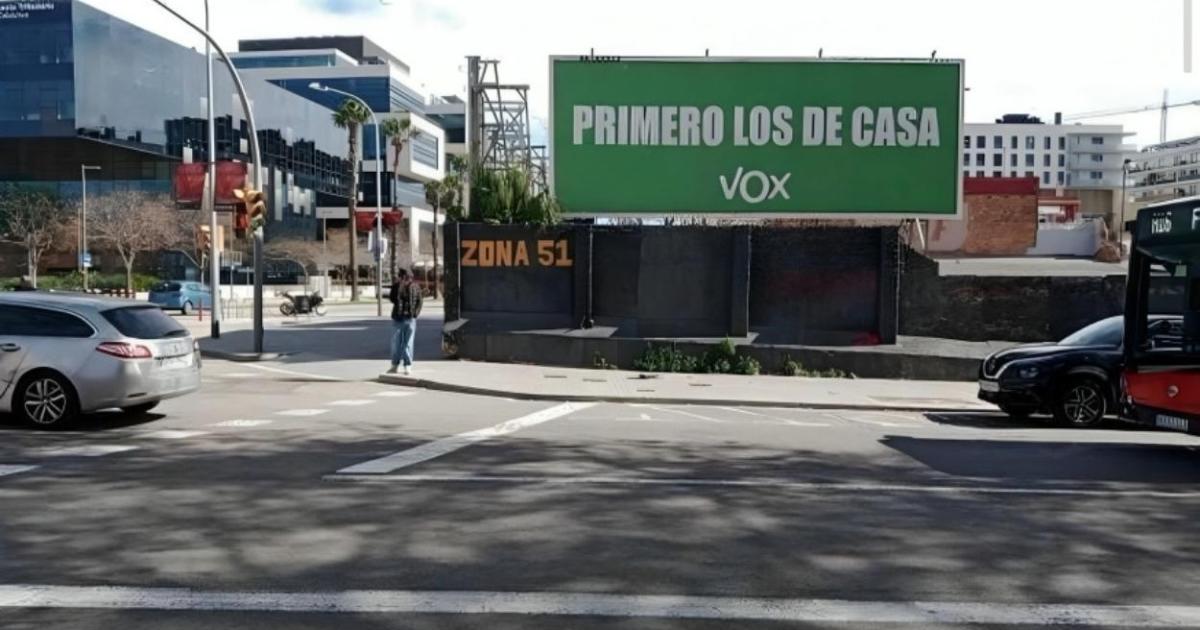 Vox pone en marcha una campaña antimigratoria en Cataluña basada en la colocación de vallas con el lema «Primero los de casa»