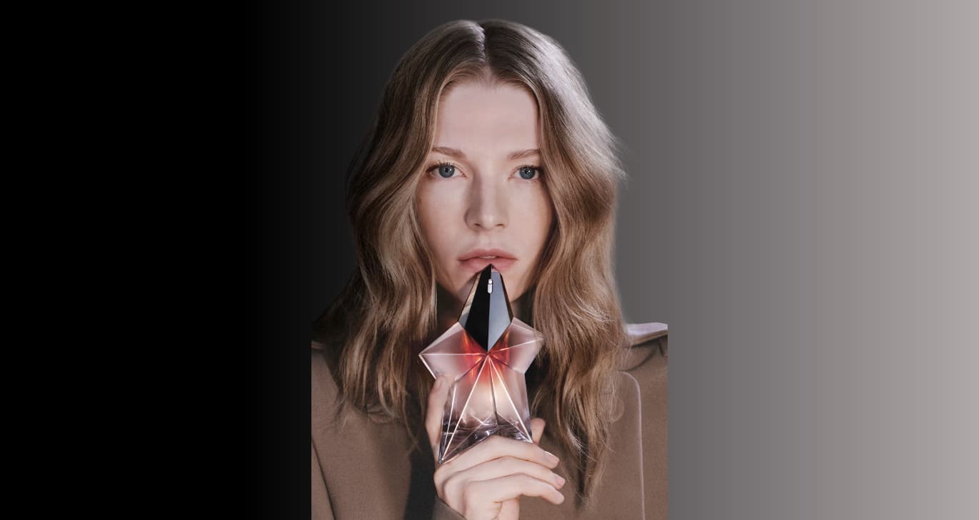 Mugler 'Angel Blush' con Hunter Schafer