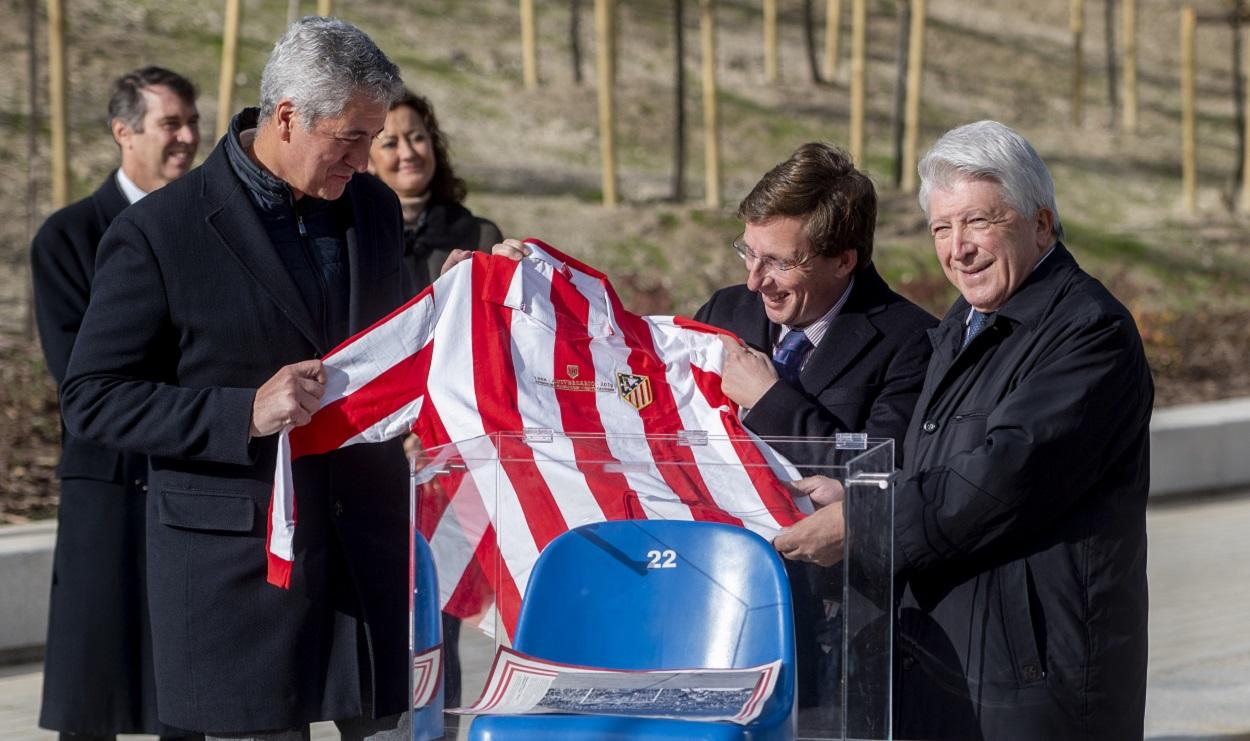 El alcalde de Madrid, José Luis Martínez Almeida, recibe una camiseta del Atlético de Madrid. EP