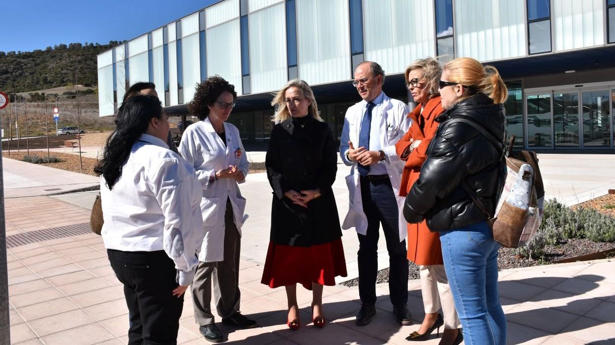 Parada de bus en el Hospital Universitario de Cuenca. JCCM