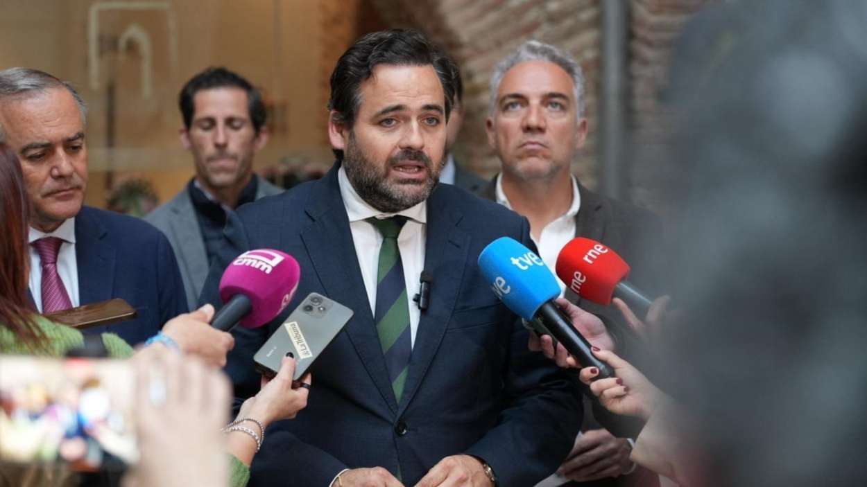 El presidente del PP de Castilla-La Mancha, Paco Núñez, junto a Elías Bendodo. PP.