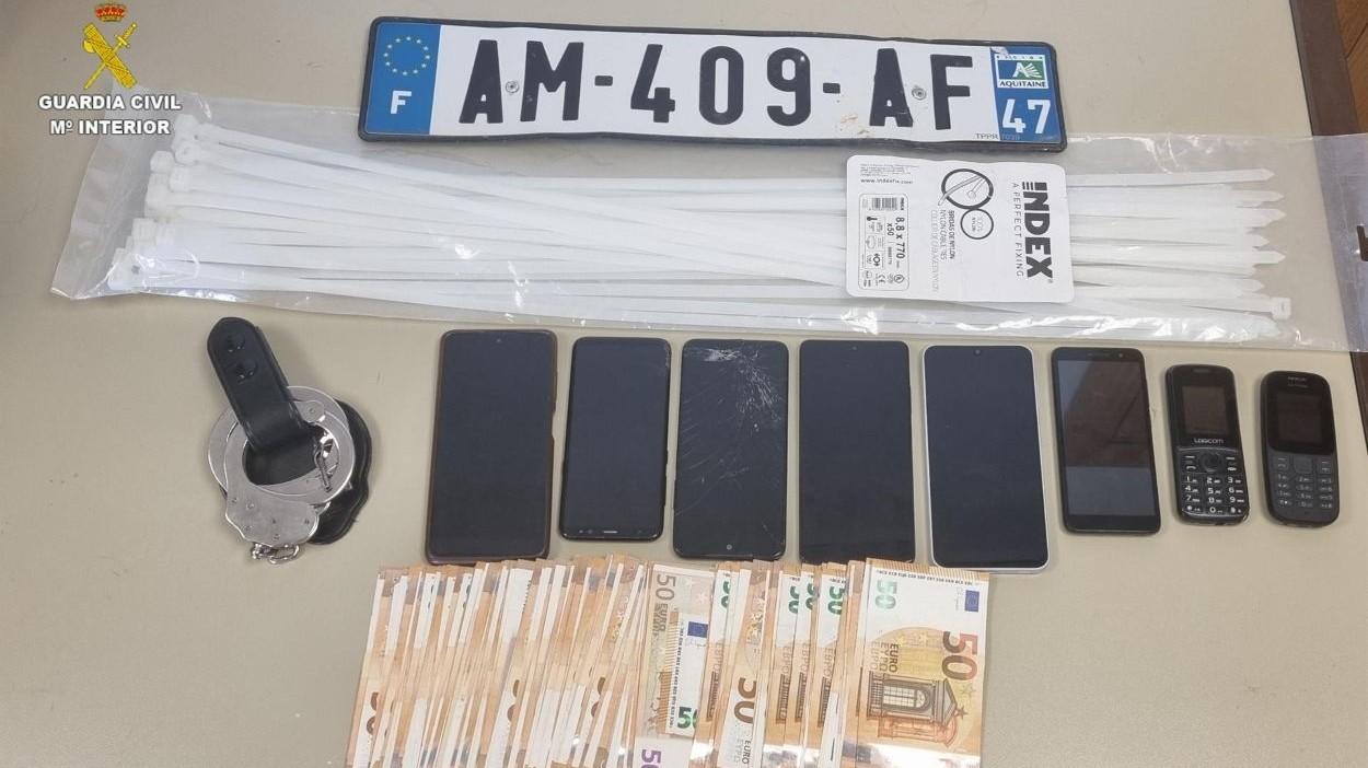 La Guardia Civil detiene a cuatro personas por el robo de un cargamento de bolsos de lujo. GUARDIA CIVIL