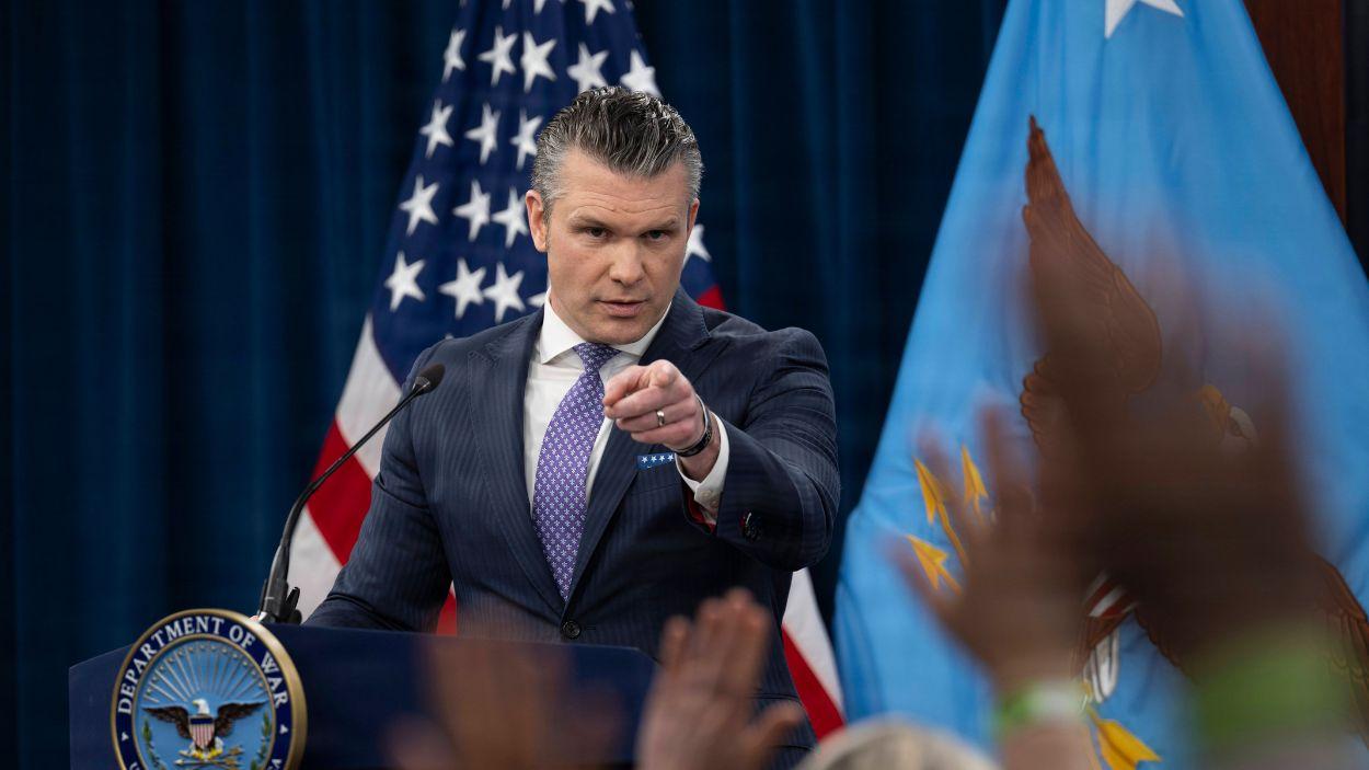 El secretario de Defensa del Gobierno de Estados Unidos, Peter Hegseth, en rueda de prensa desde la Casa Blanca. EP.
