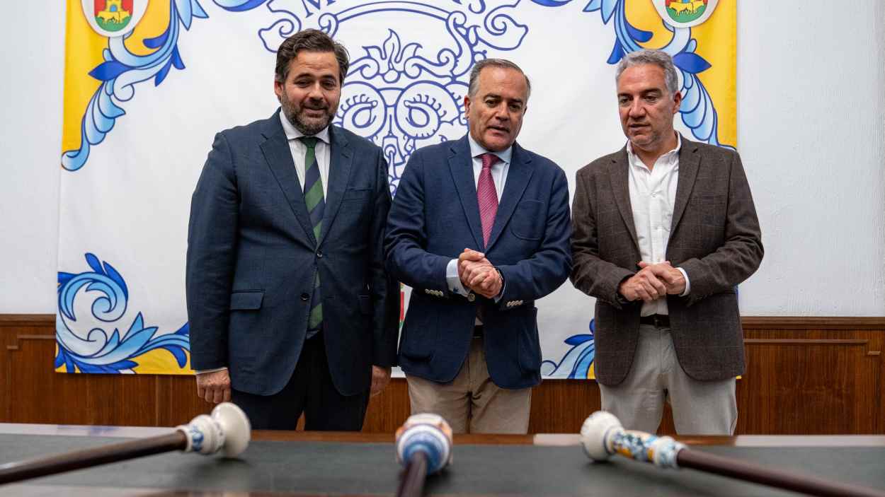 El líder del PP de Castilla-La Mancha, Paco Núñez (i), junto al alcalde de Talavera, José Julián Gregorio, y el vicesecretario nacional del PP, Elías Bendodo. PP.