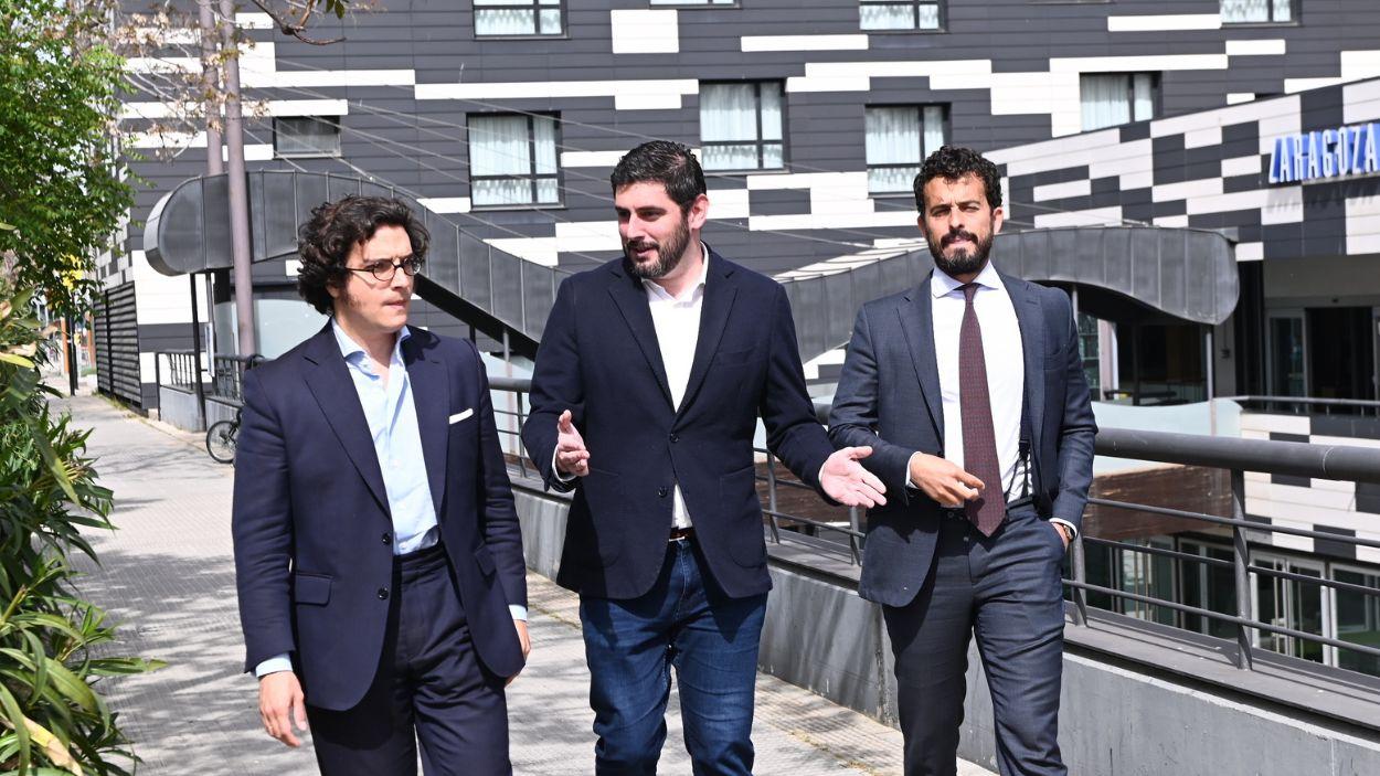 El líder de VOX en Aragón, Alejandro Nolasco, junto a José María Figaredo y Carlos Hernández Quero en Zaragoza, durante las negociaciones con el PP. EP.