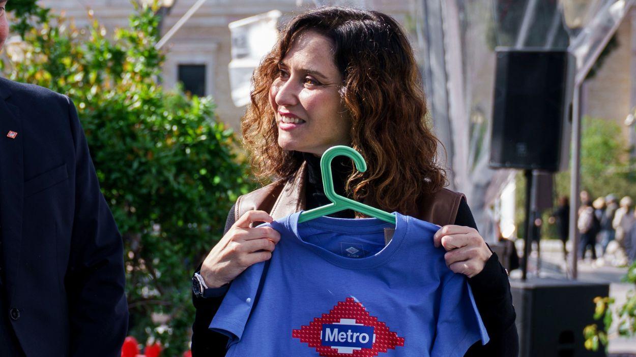 La presidenta de la Comunidad de Madrid, Isabel Díaz Ayuso, en su visita a la exposición 'Nuevo Tren de Metro de Madrid'. EP.