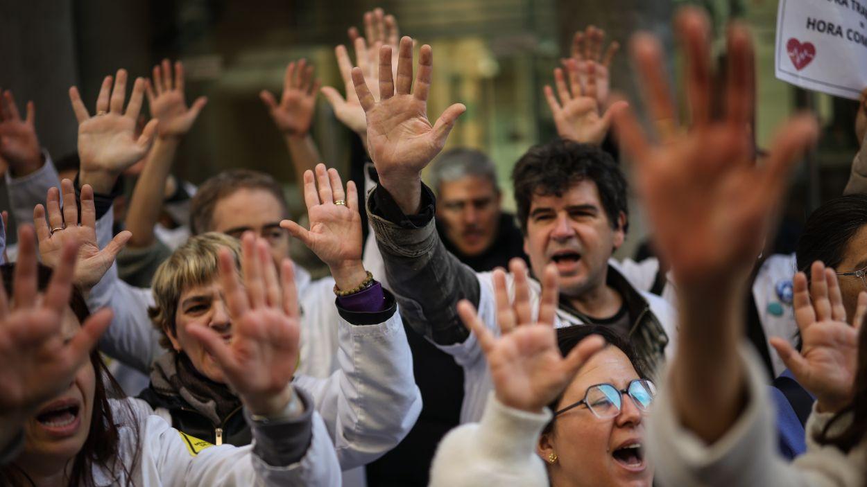 Varias personas durante una concentración, frente a la Consejería de Sanidad, a 19 de marzo de 2026, en Madrid. EP.