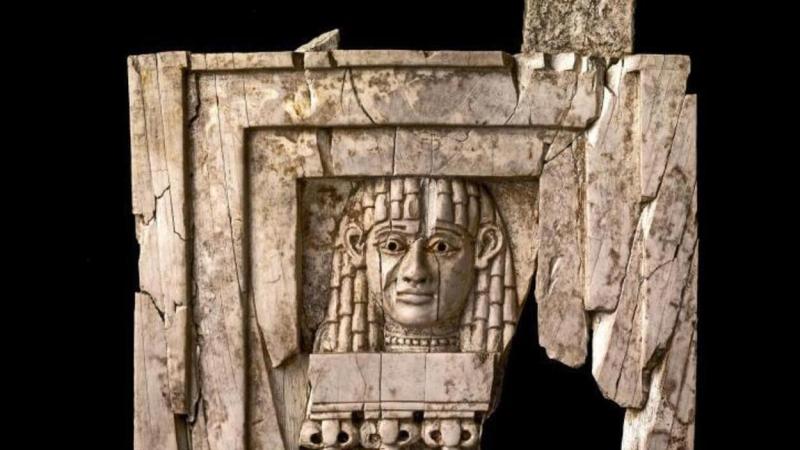 Talla en marfil de una mujer asomada a una ventana, 900-700 a. de C., palacio noroeste, Nimrud (Irak)., 1848,0720.128. © The Trustees of the British Museum (2026)
