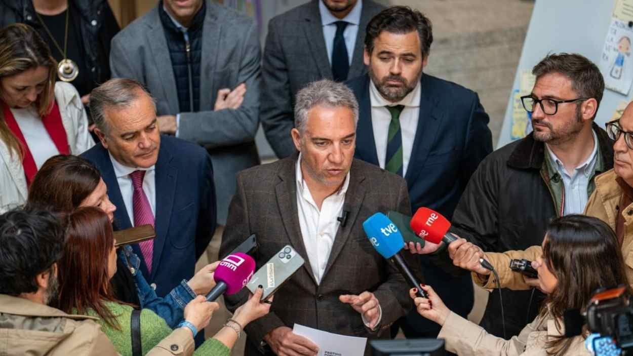 El vicesecretario nacional del PP, Elías Bendodo, en su visita a Talavera de la Reina, acompañado del líder regional del partido, Paco Núñez. PP.