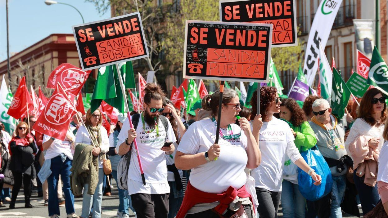 Manifestación en defensa de la sanidad pública en Sevilla el 5 de abril de 2025 / EP