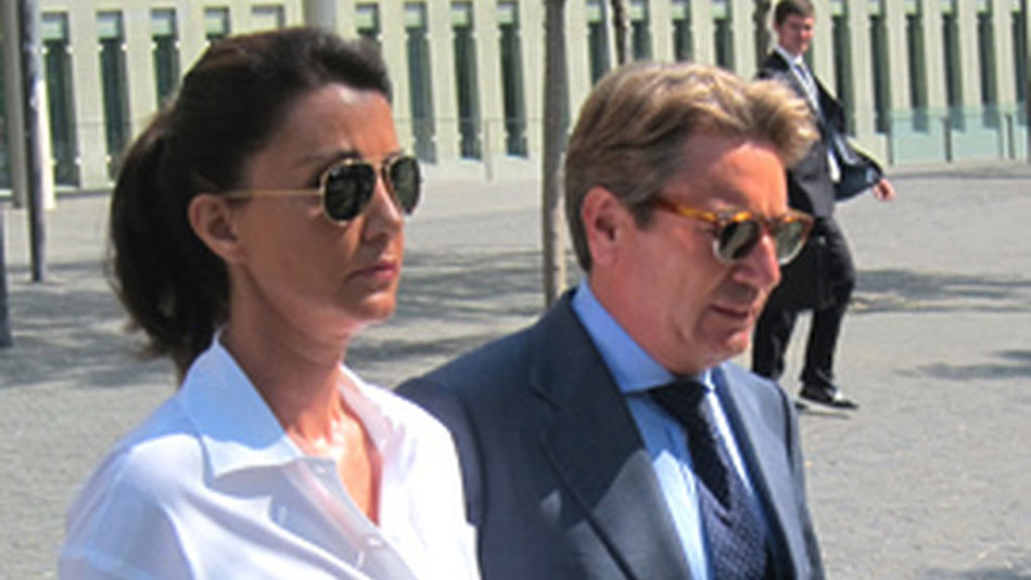 Manuel Torralba y su mujer, la empresaria y mecenas Liliana Godia, a la salida de los juzgados