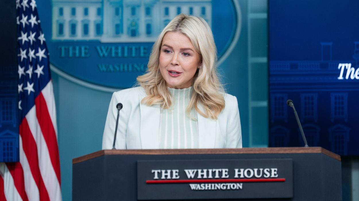 La portavoz de la Casa Blanca, Karoline Leavitt, durante una comparecencia ante la prensa en marzo de 2026. EP.