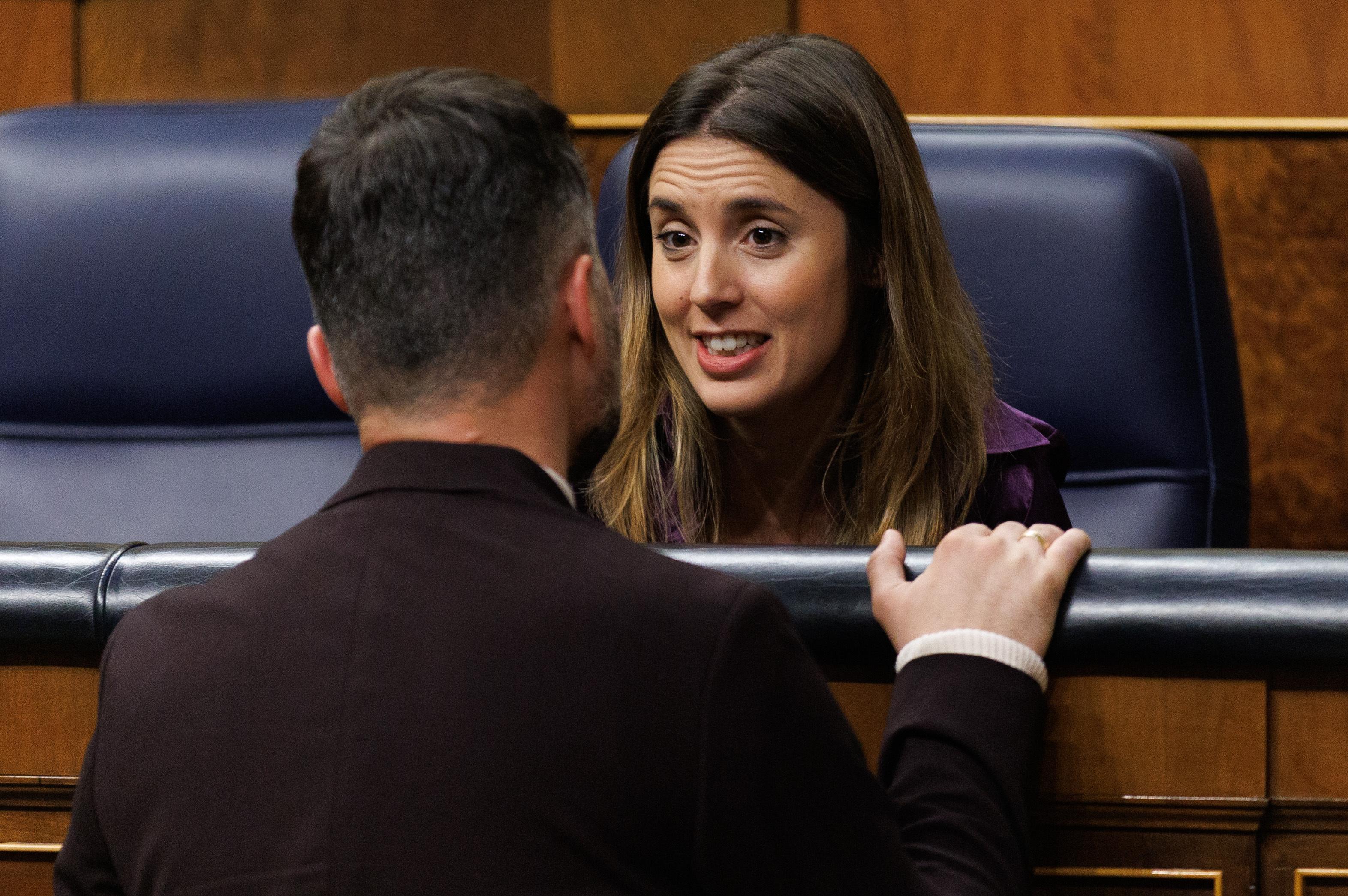 Gabriel Rufián e Irene Montero charlando en el Congreso. EP