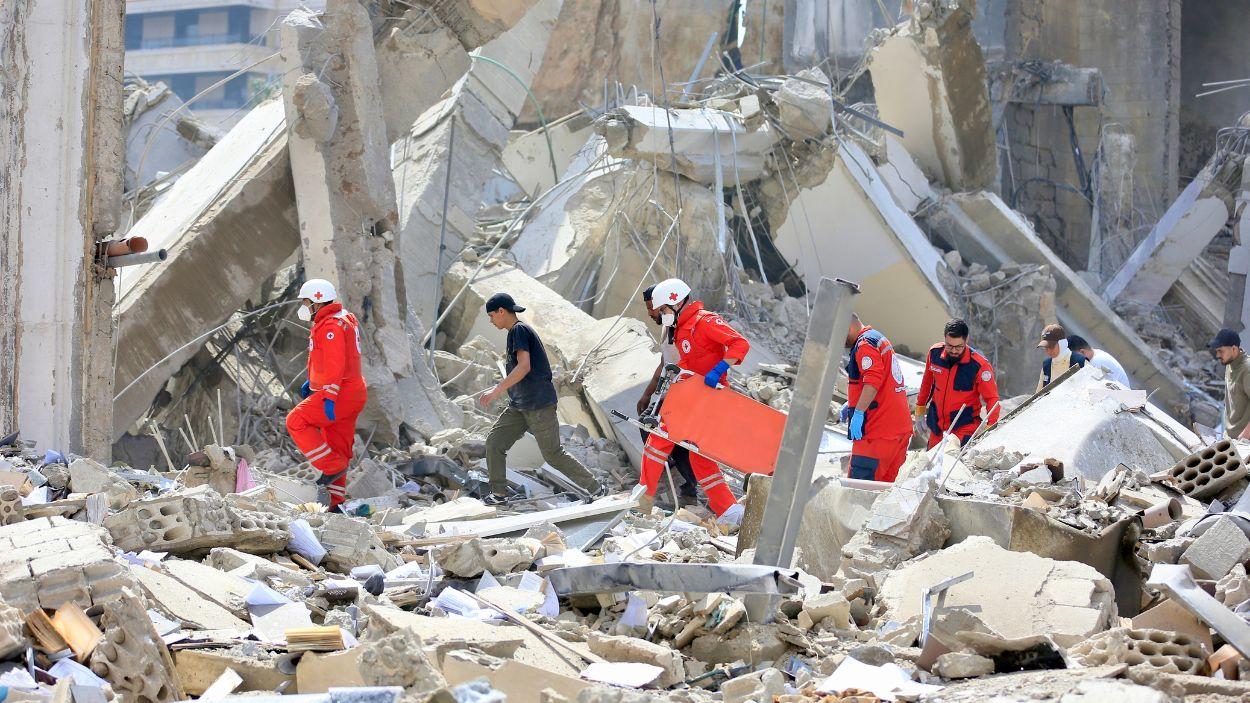 Equipos de rescate buscan supervivientes entre los escombros de edificios destruidos en el lugar del ataque israelí en la ciudad de Sidón, al sur del Líbano. EP.
