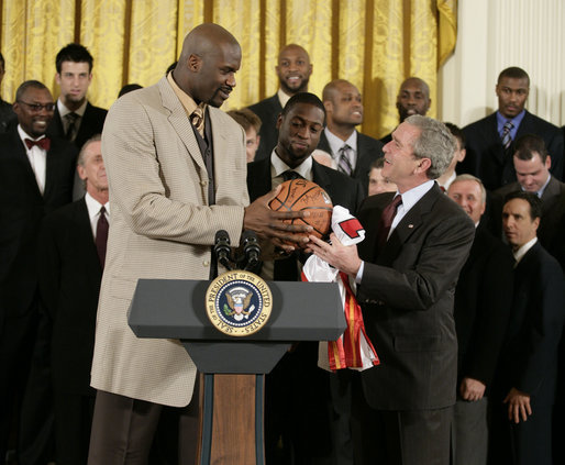 El doctor Shaquille O’Neal revela que la Tierra es plana