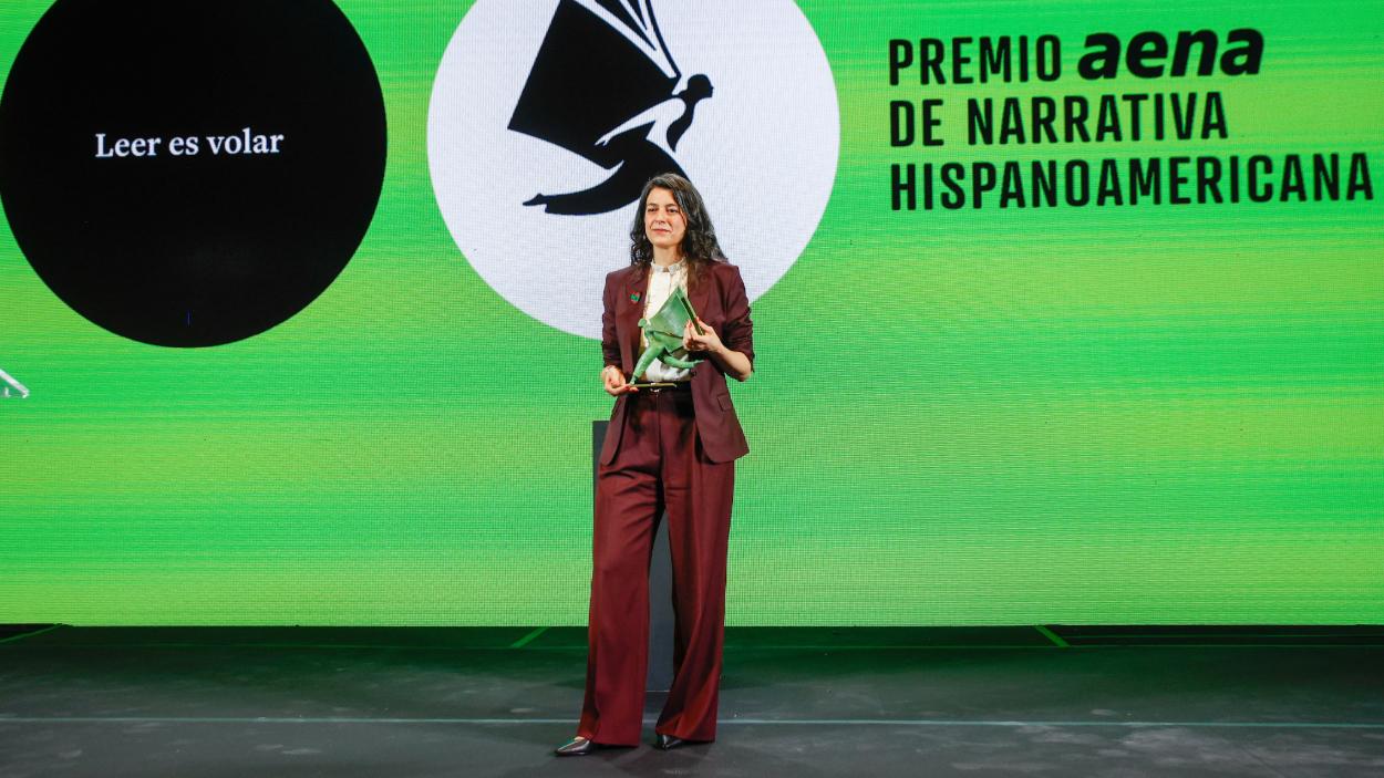 La escritora argentina, Samanta Schweblin, posa con el Premio Aena de Narrativa Hispanoamericana, en Barcelona, a 8 de abril de 2026. Kike Rincón / EP