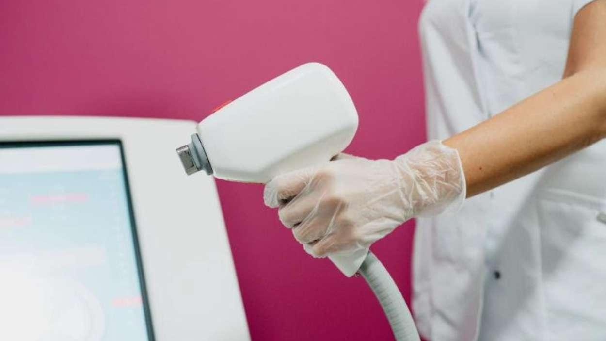 La depilación láser ya no es solo cosa de mujeres: el boom masculino que transforma los centros de estética en España