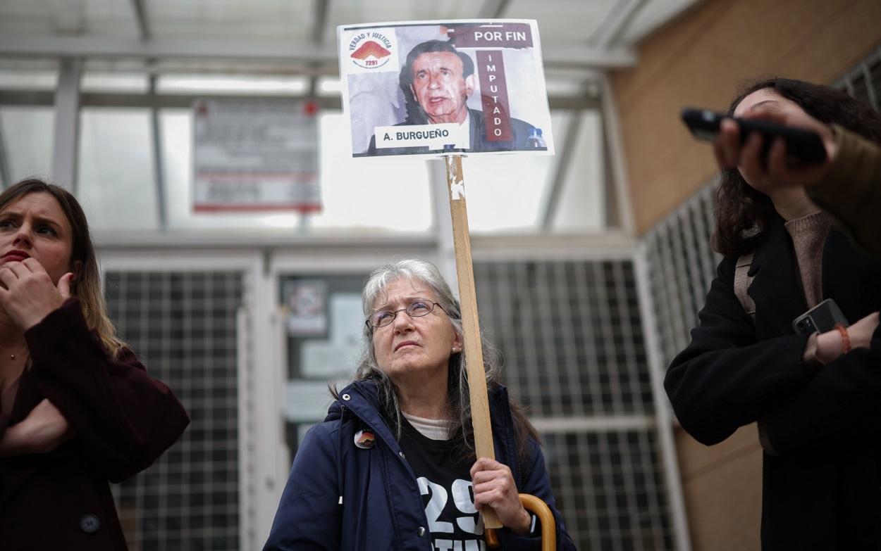 Una mujer protesta frente al juzgado por las muertes de residencias en Madrid. EP