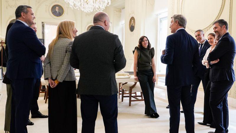 Ayuso, su equipo de Gobierno y Feijóo en la Puerta del Sol. Comunidad de Madrid