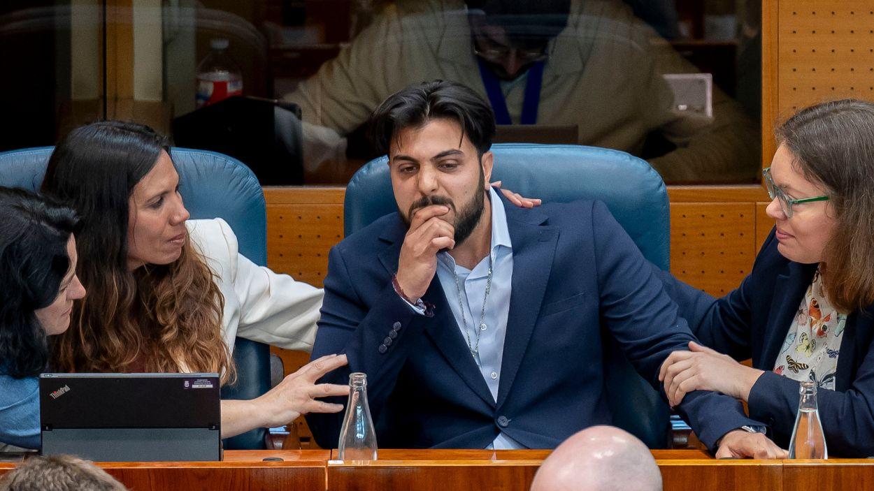 Samuel Escudero y otras diputadas de Más Madrid después de su discurso en la Asamblea. EP