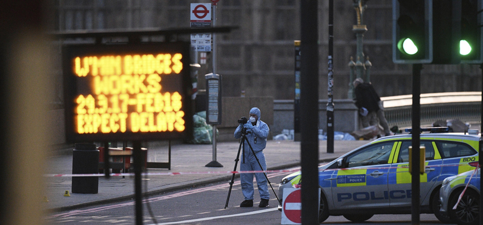 La policía científica recoge evidencias en el lugar en el puente de Westminster en Londres, tras el ataque registrado este miércoles