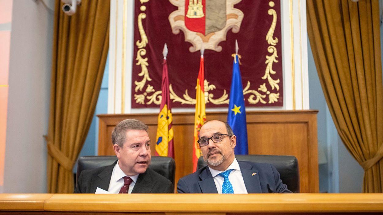 El presidente regional, Emiliano García Page, y el presidente de las Cortes, Pablo Bellido. JCCM.