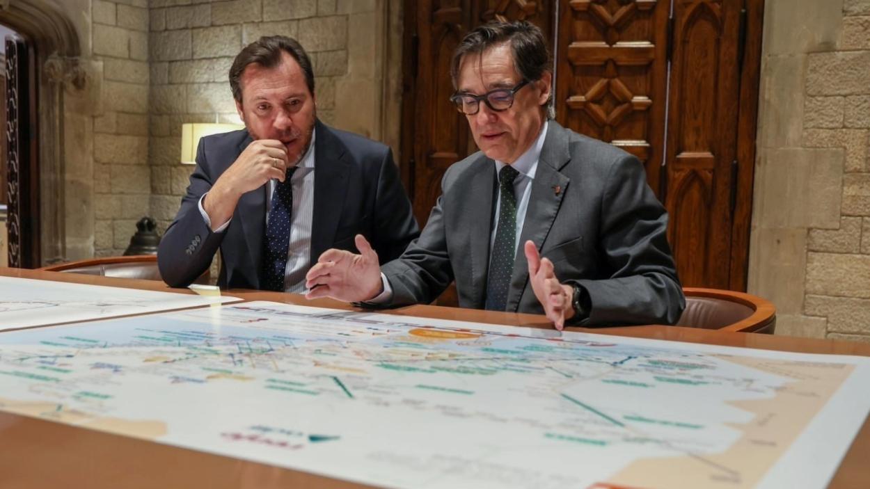 El presidente de la Generalitat de Cataluña, Salvador Illa, y el ministro de Transportes y Movilidad Sostenible, Óscar Puente, en una reunión celebrada en el Palau de la Generalitat (Barcelona), a 9 de abril de 2026. RUBÉN MORENO - GOVERN