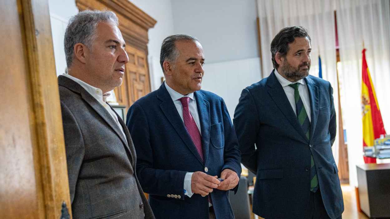Paco Núñez (dcha.) y Elías Bendodo, junto al alcalde de Talavera de la Reina, en una visita a la ciud