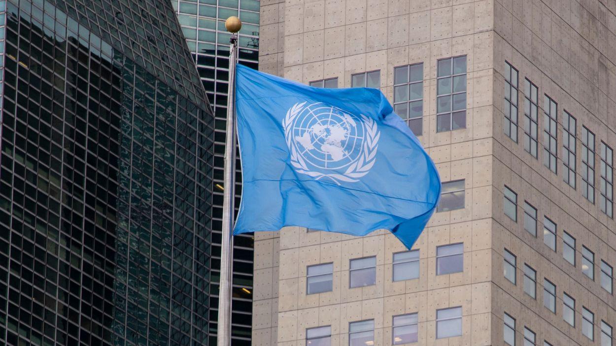 Bandera de Naciones Unidas en la sede de la ONU en Nueva York. EP.