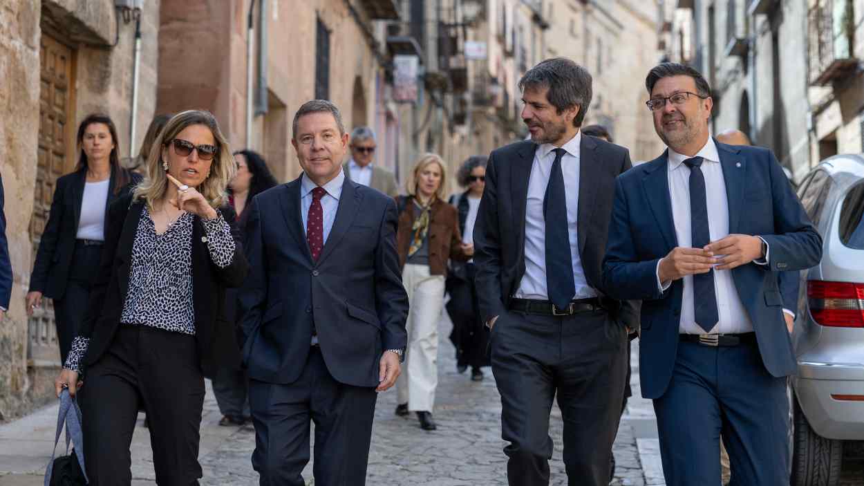 El ministro de Cultura, Ernest Urtasun, junto al presidente de Castilla-La Mancha, Emiliano García-Page. JCCM.