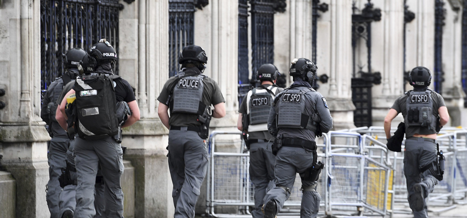 Agentes de policía británicos permanecen en guardia tras un tiroteo ante el Parlamento en Londres