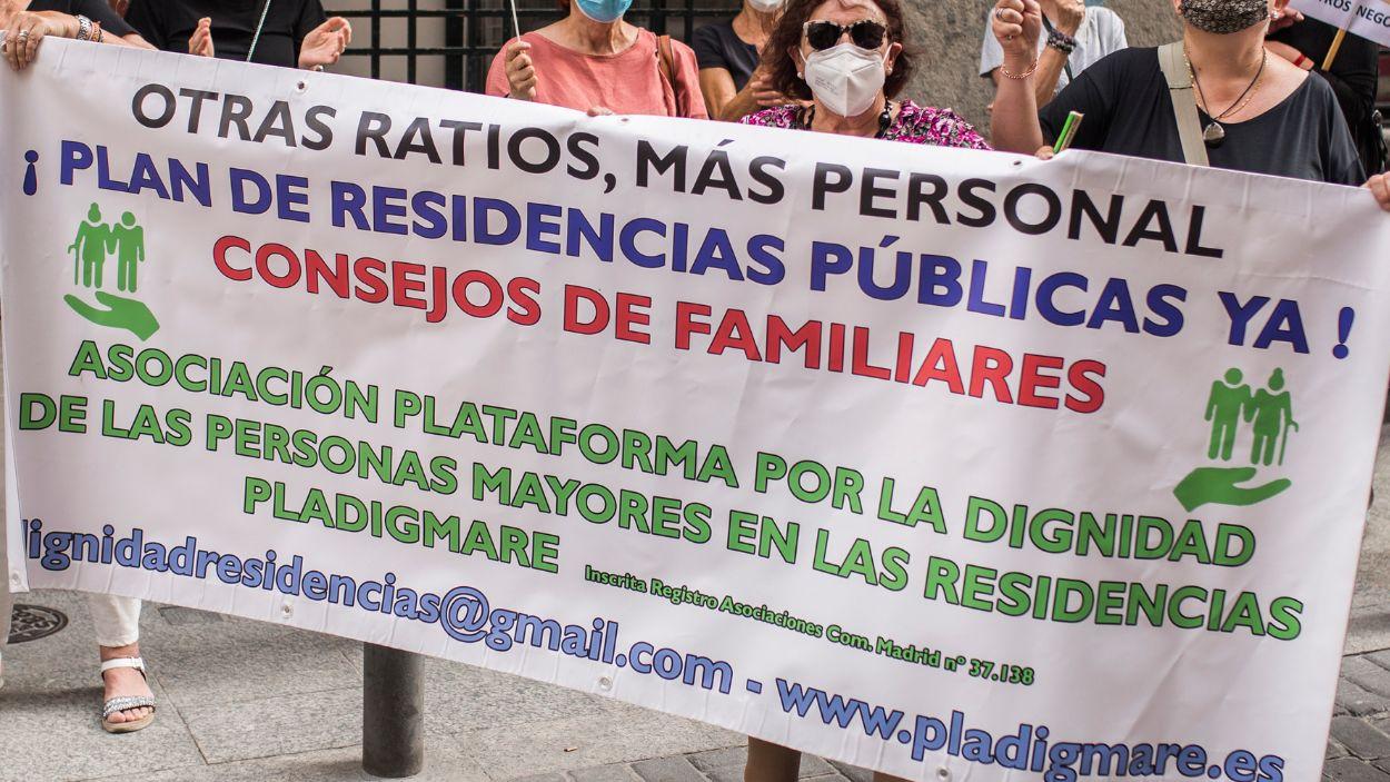 Varias personas participan en una manifestación convocada contra la gestión de la presidenta en funciones de la Comunidad de Madrid en los geriátricos durante la pandemia. EP.
