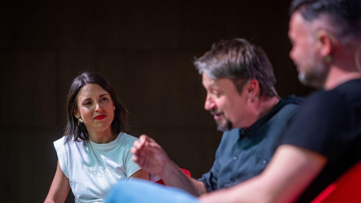 El portavoz de ERC en el Congreso de los Diputados, Gabriel Rufián y la eurodiputada de Podemos, Irene Montero, durante el diálogo 'Què s'ha de fer', moderada por Xavier Domènech, en Barcelona. EP.