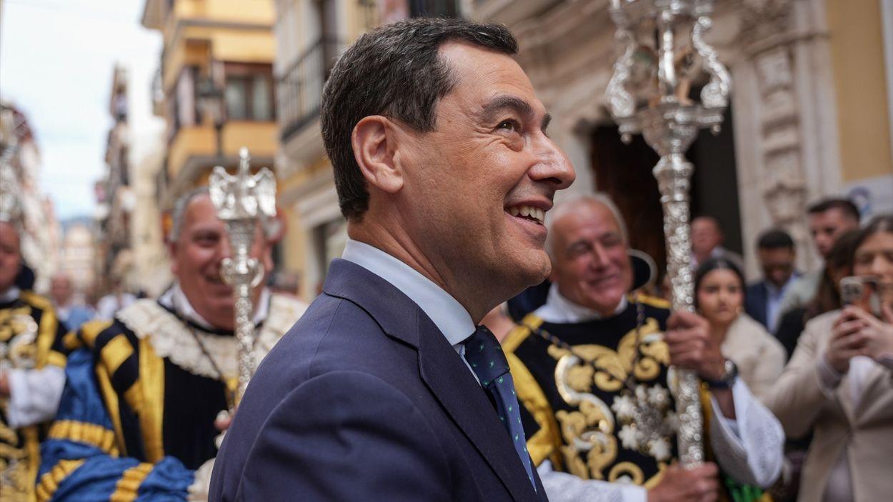 El presidente de la Junta de Andalucía, Moreno Bonilla, junto a los acólitos de la Hermandad de La Piedad, durante la visita institucional al municipio de Cabra (Códoba) / EP