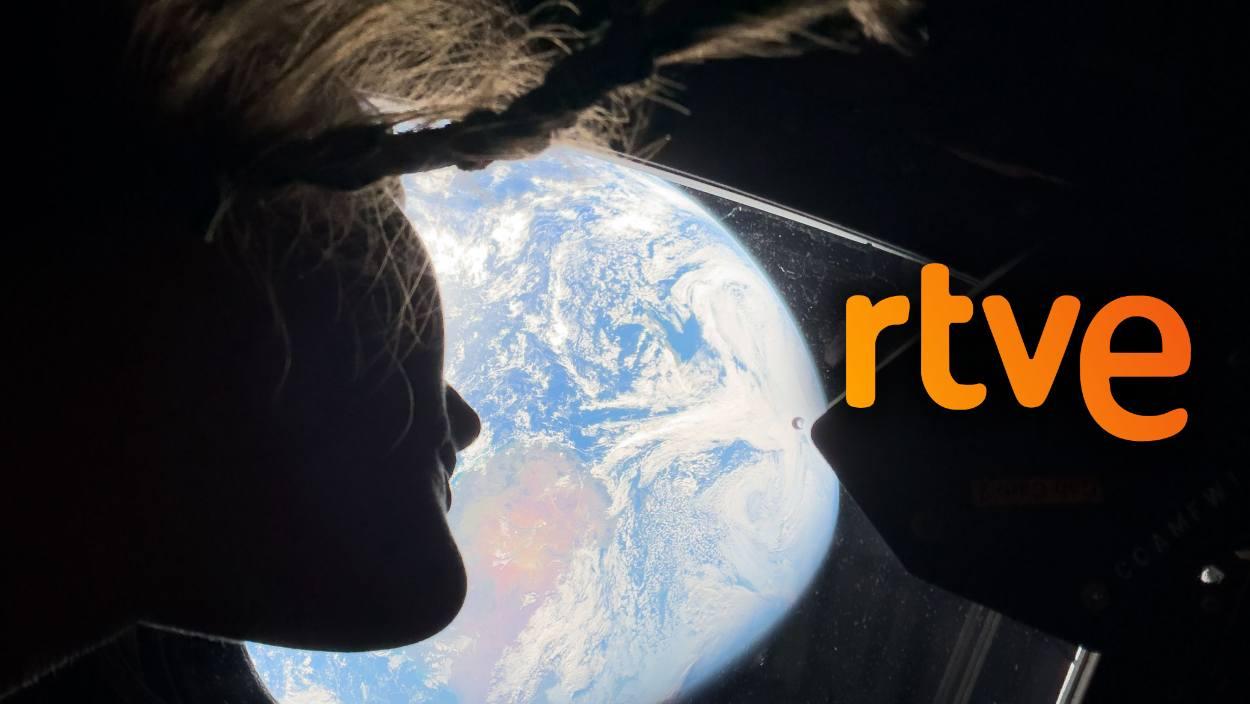 La astronauta Christina Koch observando la Tierra desde la nave Orión de la Misión Artemis II (NASA)