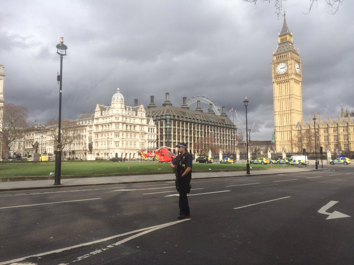 Un cordón policíal impide el acceso a la calle Whitehall en los alrededores del Parlamento de Londres, hoy