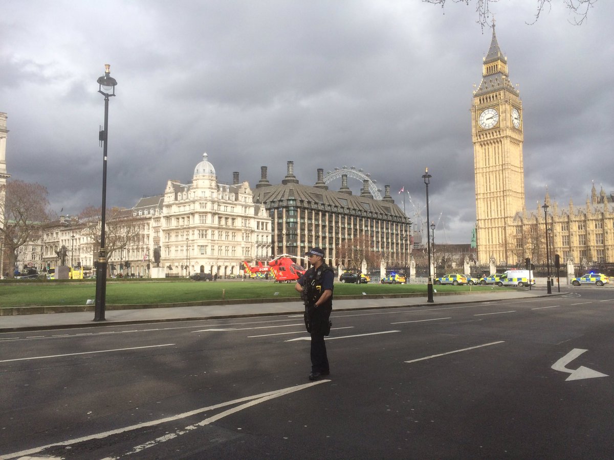 Un cordón policíal impide el acceso a la calle Whitehall en los alrededores del Parlamento de Londres, hoy Un cordón policíal impide el acceso a la calle Whitehall en los alrededores del Parlamento de Londres, hoy