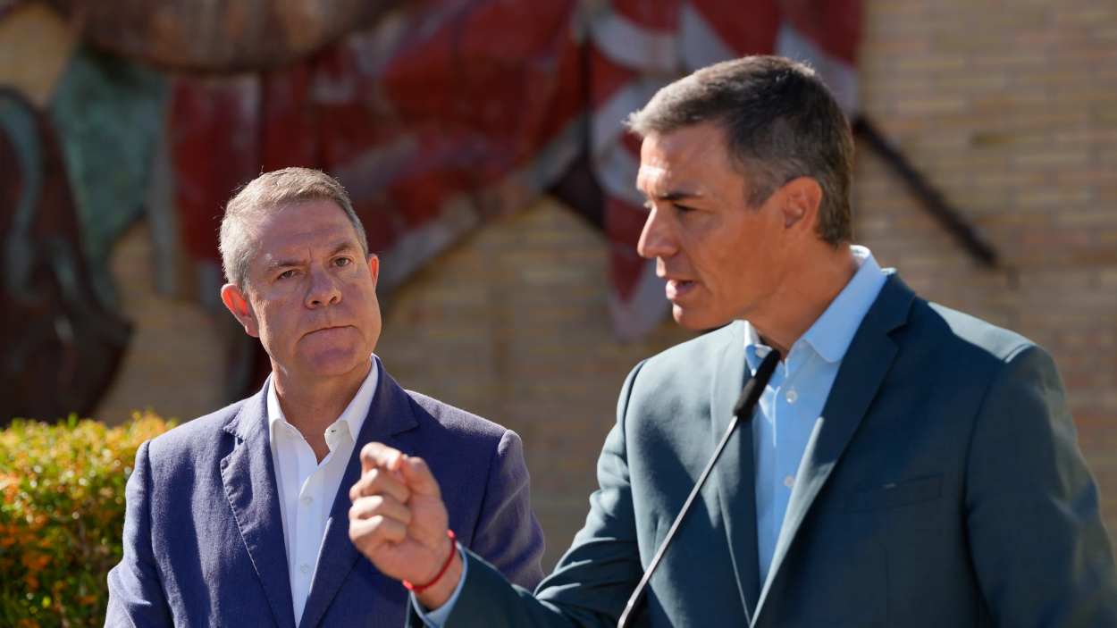 Imagen de archivo del presidente del Gobierno de España, Pedro Sánchez, y del presidente de Castilla-La Mancha, Emiliano García-Page. JCCM.