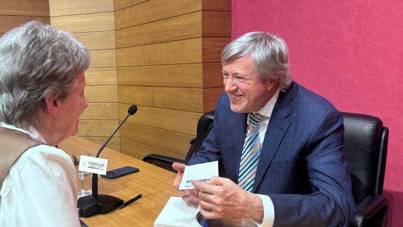 Alejandro Roemmers firmando ejemplares de su libro 'Vivir se escribe en tiempo presente'