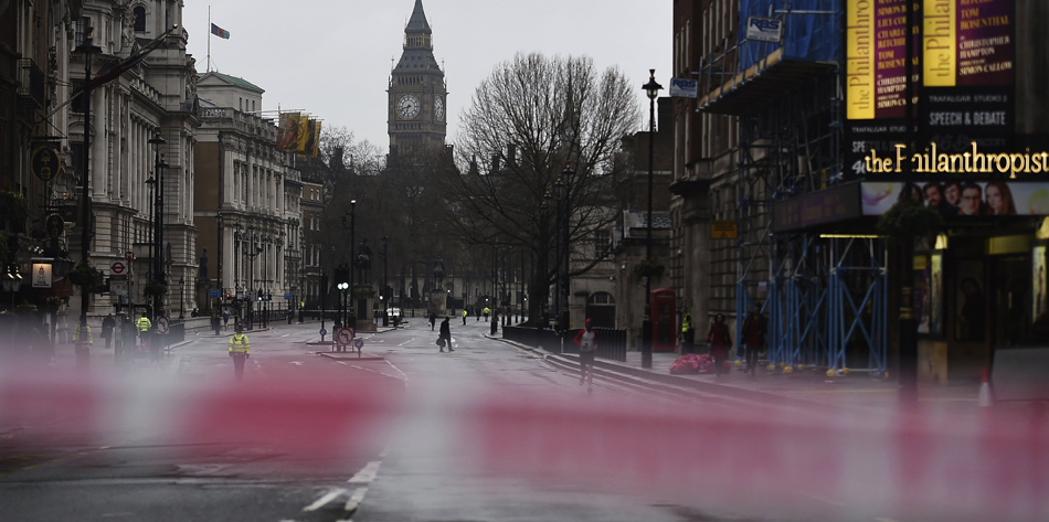 Un cordón policíal impide el acceso a la calle Whitehall en los alrededores del Parlamento de Londres hoy, 23 de marzo. EFE