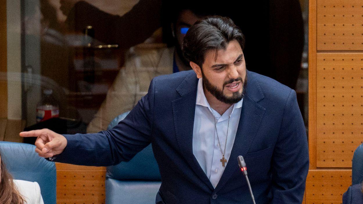 El diputado de Más Madrid Samuel Escudero durante su intervención en la Asamblea. EP