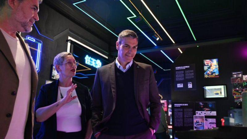 El presidente del Gobierno, Pedro Sánchez, en el Museo del Videojuego de Madrid. X