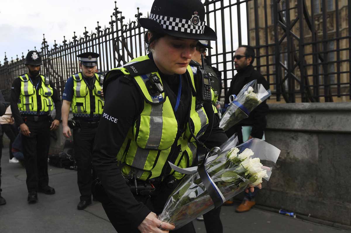 Policías depositan flores cerca del Parlamento en Londres, Reino Unido. 