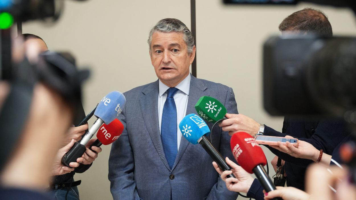 El consejero de Sanidad, Presidencia y Emergencias, Antonio Sanz, atiende a los medios de comunicación / EP