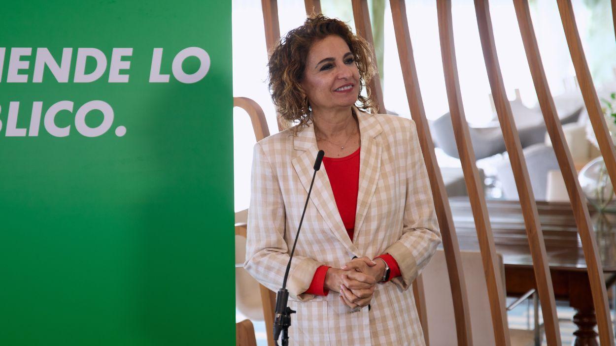 La secretaria general del PSOE-A y candidata a la Presidencia de la Junta, María Jesús Montero, antes de reunirse con el comité de empresa del Servicio de Ayuda a Domicilio de Cádiz / PSOE-A