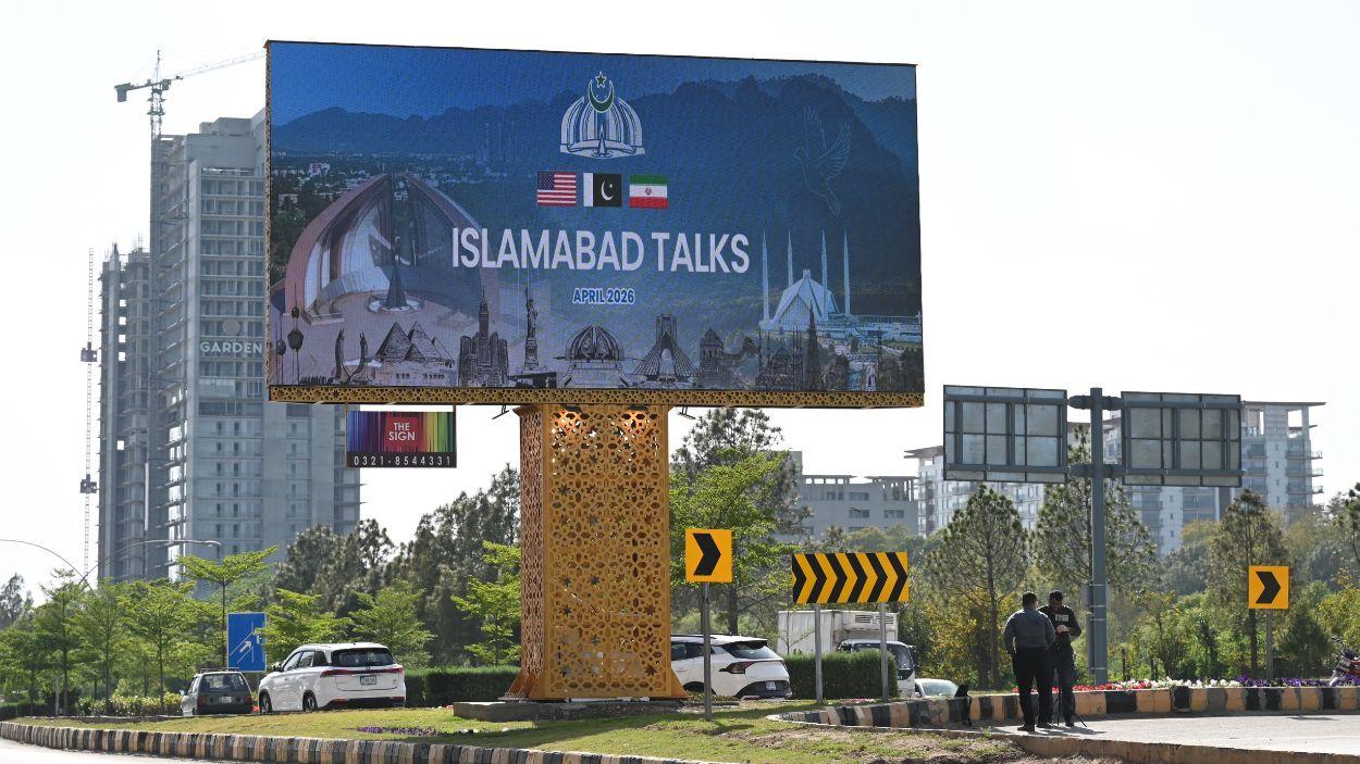 Cartel informativo de las negociaciones entre Estados Unidos e Irán en Islamabad (Pakistán). Europa Press.