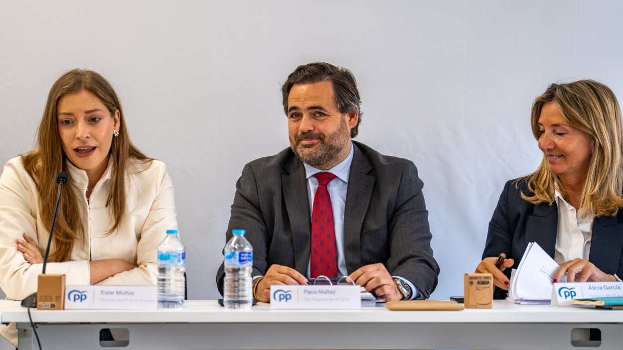El presidente del Partido Popular de Castilla-La Mancha, Paco Núñez, junto a la portavoz del PP en el Congreso, Ester Muñoz, y la portavoz de la formación en el Senado, Alicia García, este viernes en Cuenca. PP C-LM.