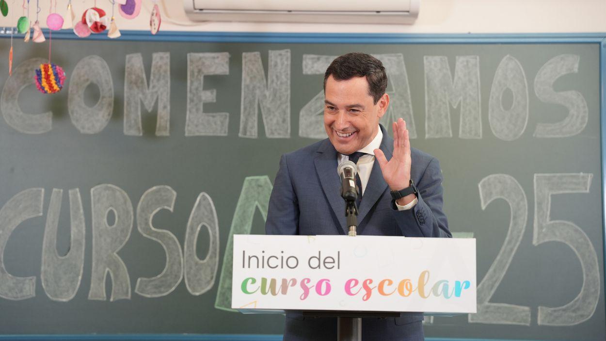 El presidente de la Junta de Andalucía, Moreno Bonilla, durante la visita a un aula / Archivo EP