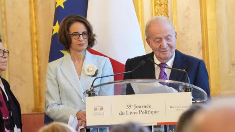 Juan Carlos I reaparece en Francia al recoger su premio y pone su mirada en España: 